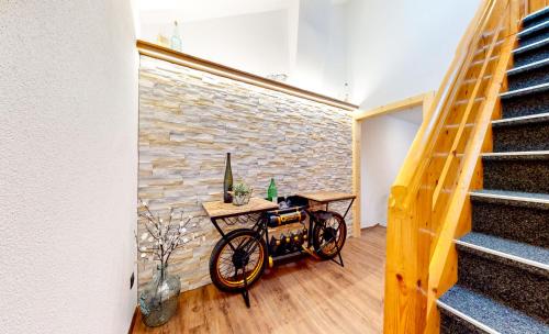 Ferienhaus Hennewinkl في أوتز: غرفة مع دراجة متوقفة بجوار جدار من الطوب