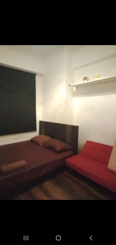 1 dormitorio con 2 camas y almohadas rojas en MAIN PLACE USJ21 SUBANG JAYA, en Subang Jaya
