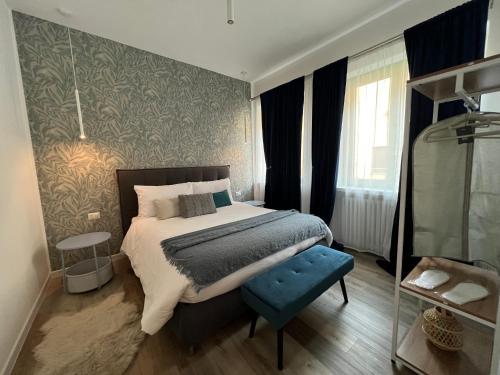ein Schlafzimmer mit einem Bett mit einer blauen Bank in der Unterkunft Residenza San Rocco in Cavaglià