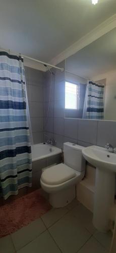 Ванна кімната в Linda y acogedora casa en Coquimbo
