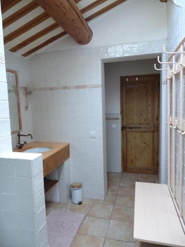 Ένα μπάνιο στο Logement charme provençal