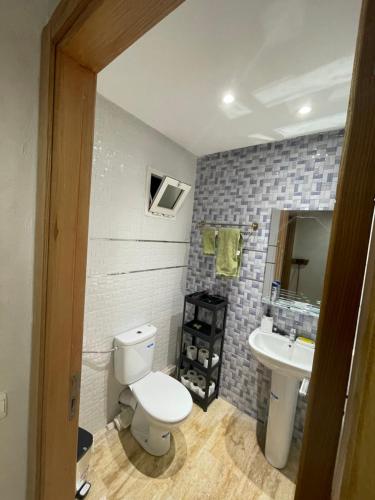 uma casa de banho com um WC e um lavatório em Cosy & spacious apartment em Temara