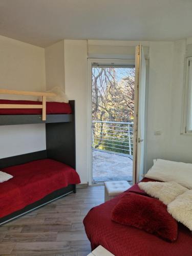 um quarto com 2 beliches e uma janela em BeB Casa di Lia em Carugo