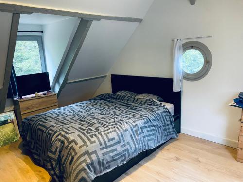 um quarto com uma cama e uma janela em Oak Wood - Olympic Villa em La Queue-lès-Yvelines