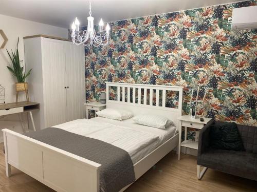um quarto com uma cama e um papel de parede floral em Best apartments on Lyatoshinsky street em Zhytomyr