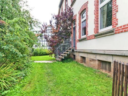 an empty yard next to a house at Oude Pastorie en Dorpsschool Netze-Waldeck in Netze