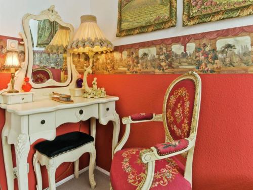 a room with a desk and two chairs and a table at Oude Pastorie en Dorpsschool Netze-Waldeck in Netze
