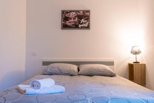 een slaapkamer met een bed met twee handdoeken erop bij Le petit Lodge 