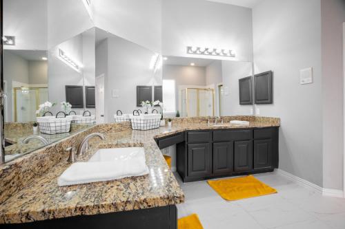 a bathroom with two sinks and a large mirror at Elegant Executive Escape 3800 sqft 5 bedroom home in Dallas