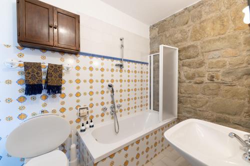 La salle de bains est pourvue d'une baignoire, de toilettes et d'un lavabo. dans l'établissement Castello e Borgo di Porciano, à Pratovecchio