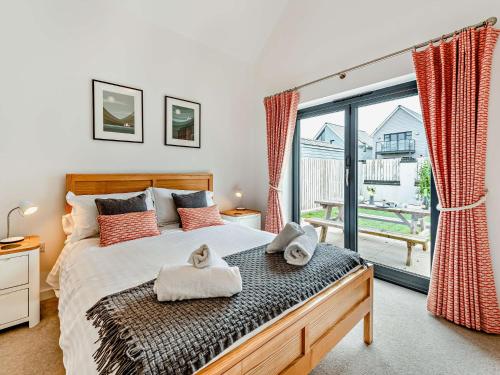 ein Schlafzimmer mit einem großen Bett und einem großen Fenster in der Unterkunft 3 bed in Westward Ho 78656 in Northam