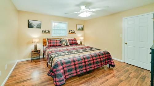 a bedroom with a bed and a ceiling fan at Bear Splashin Fun in Seymour