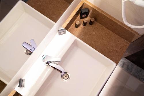 a white counter top with a sink in a room at MONALİSA HOTELS ÇANAKKALE in Hamidiye