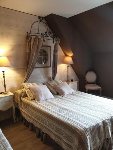 um quarto com uma cama de dossel grande em Hostellerie Belle Rive em Gagnac-sur-Cère