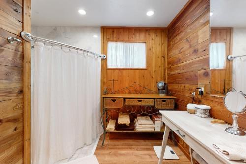 y baño con ducha y cortina de ducha blanca. en Beneath the Banyans, en Bonita Springs