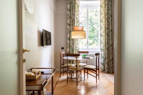 a dining room with a table and chairs and a window at Broggi 22 in Milan