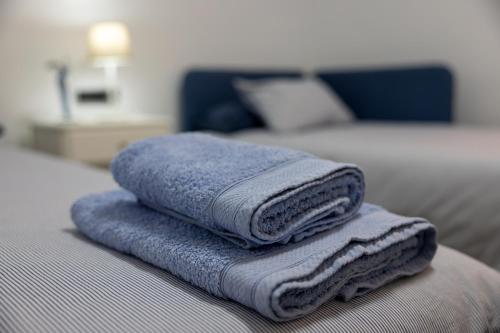 una pila de toallas sentadas encima de una cama en Ca la Pauleta en Sant Hilari Sacalm
