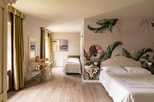 1 dormitorio con 2 camas y una pared con un mural en Trepiasì en Cortemilia