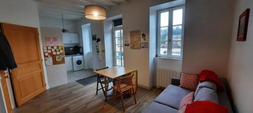 un salon avec un canapé et une table dans l'établissement La Fourmondière supérieure, maison éclusière, à Montflours