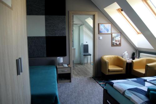 um quarto de hotel com uma cama e uma televisão em APARTMÁNY PIETRO em Oravský Podzámok