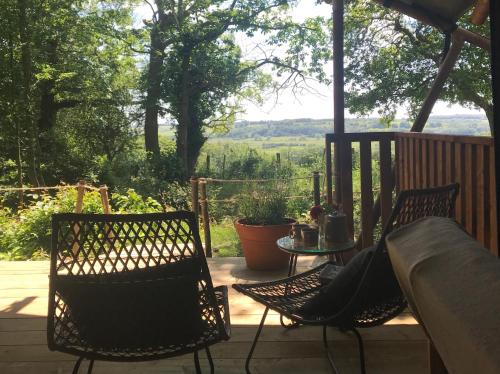 Balkoni atau teres di Barefoot Yurts