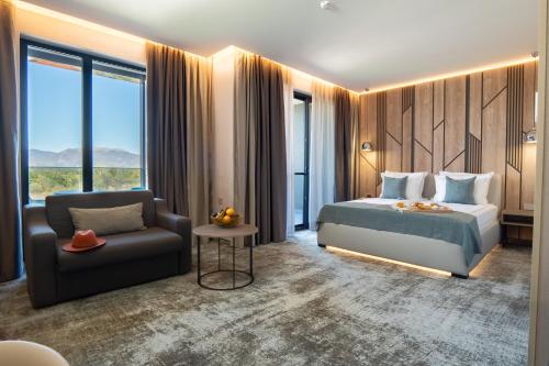 Habitación de hotel con cama y silla en Atmosphere Balneo Hotel & SPA en Pavel Banya