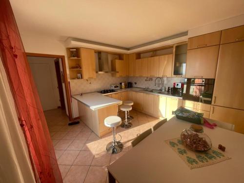 widok na kuchnię z blatem w obiekcie HOUSE 58 w mieście Montaner