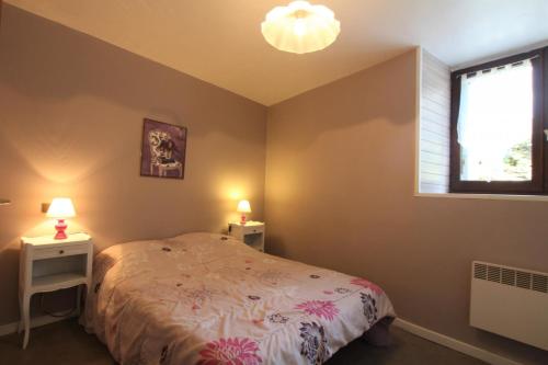 une chambre avec un lit avec deux tables de nuit et une fenêtre dans l'établissement Piet, à Laruns