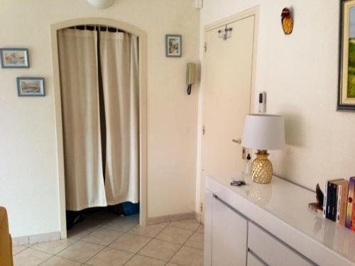 une chambre avec une porte menant à une chambre avec une table dans l'établissement Appartement moderne à Fréjus - 39 m² - Vue sur mer, à Fréjus