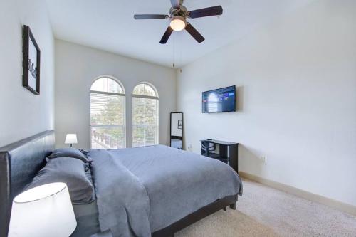 a bedroom with a bed and a ceiling fan at Cozy Oasis Pool Gym Wi-Fi Pets OK Near NRG in Houston