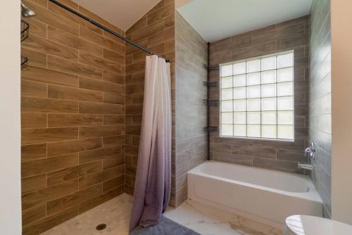 The Retreat #8231 في ويست بالم بيتش: حمام مع حوض استحمام وستارة دش