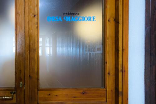 eine Glastür mit einem Schild, das die Krise singapore liest in der Unterkunft Residence Orsa Maggiore in Prato Nevoso