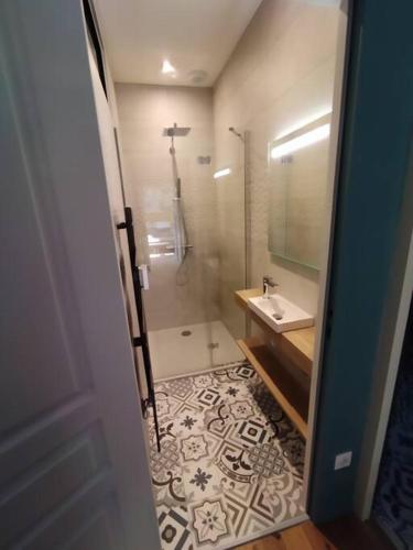 une salle de bain avec douche et lavabo dans l'établissement La Maison de Tante Yvonne - Gîte de Kerblaise, à Concarneau