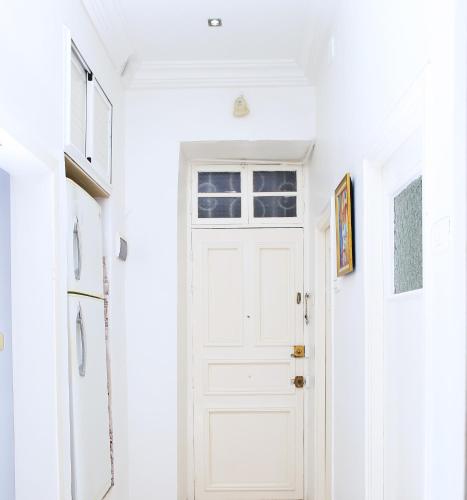 a white door in a room with a white wall at Appartement Haut standing S+3 - plein centre ville in Tunis