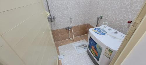 ein kleines Bad mit einem Waschbecken und einer Dusche in der Unterkunft درة نجد ببريده 2 in Buraida
