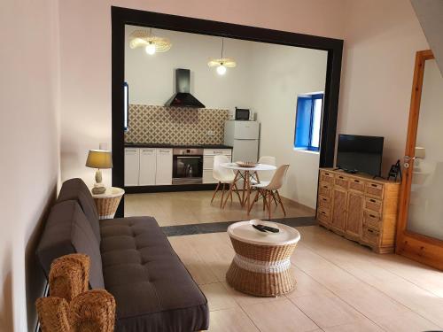 una sala de estar con un sofá y una mesa en Villa Marta Formentera, en Sant Ferran de Ses Roques