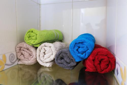 un montón de toallas de diferentes colores en un estante en Appartement Haut standing S+3 - plein centre ville en Túnez