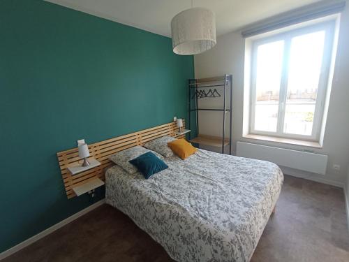 Postel nebo postele na pokoji v ubytování Gîte aux Mille et un Détours