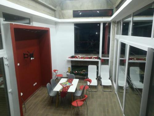 Ruang duduk di Chalet Cerinza by Malaver