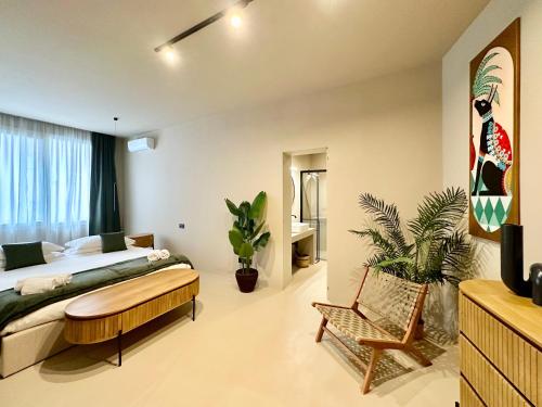1 dormitorio con 1 cama y 1 silla en CARBONE XXI, en Catania