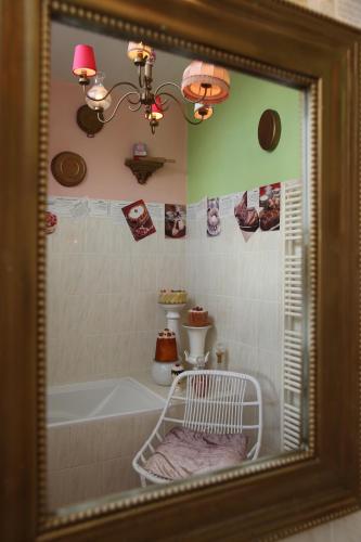 Taty Ginette Maison et Table d'Hôtes في Marolles: حمام مع حوض ومرحاض ومرآة