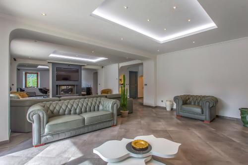 a large living room with couches and a table at Domaine au cœur des 3 vallées in Moutiers