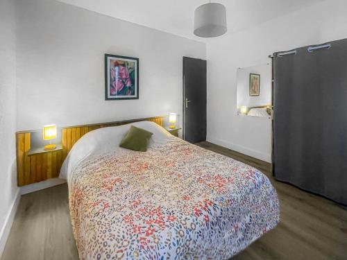 - une chambre dotée d'un lit avec deux lumières dans l'établissement Le Petit Paradis de Carcassonne, à Carcassonne