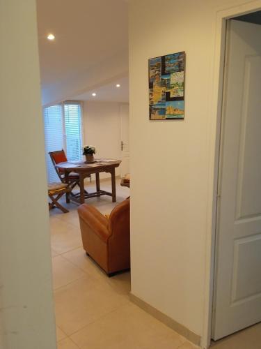 ein Wohnzimmer mit einem Tisch und einem Stuhl in der Unterkunft appartement 2 pièces in Vallauris