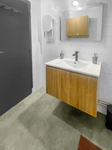 une salle de bain avec un lavabo et un miroir dans l'établissement Le Petit Paradis de Carcassonne, à Carcassonne