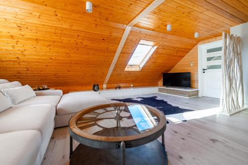 un salon avec un canapé blanc et une télévision dans l'établissement Domek Rychwałdówka blisko jeziora Żywieckiego, à Rychwałd