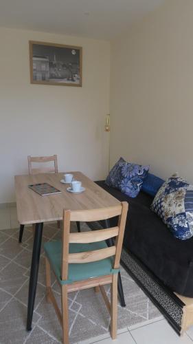 - une table et une chaise dans une chambre avec un lit dans l'établissement Quartier Sainte Marthe Paris 10, à Paris