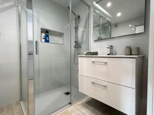baño blanco con ducha y lavamanos en Green Hill 435, en Torremolinos