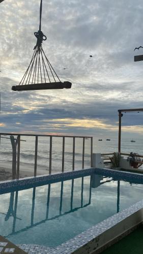 una piscina con vistas al océano en Hospedaje Casa Mercedes Beach, en Canoas de Punta Sal