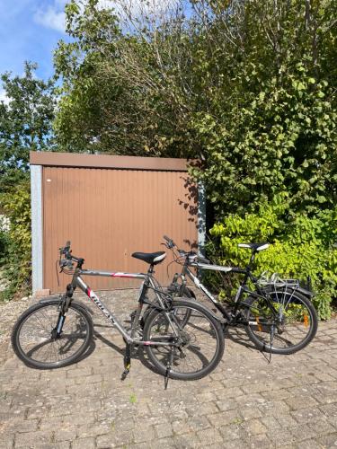dos bicicletas estacionadas una junto a la otra frente a un edificio en Reethus Seedorf, en Seedorf
